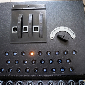 Puede incluir: Un letrero de madera rústica con la frase "Welcome to our home" en letras blancas. El letrero presenta un acabado envejecido y un diseño sencillo y acogedor.