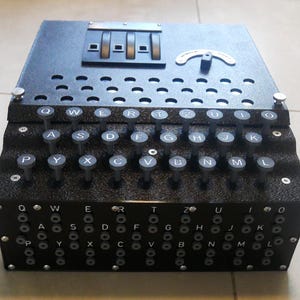 Réplique du dispositif de chiffrement Enigma Seconde Guerre mondiale