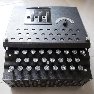 réplica mecánica de la máquina Enigma
