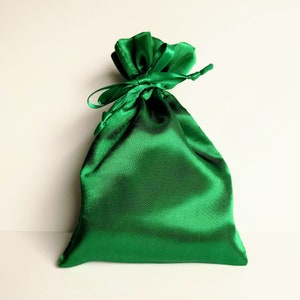 Sac à cordon en satin, vert trèfle, 3 x 2,75, 4 x 4,5, 5 x 6, 6 x 7 po. Pochette de rangement pour bijoux, cadeau de fête de mariage, pochette de Noël, vert émeraude
