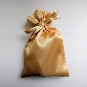 Sac à cordon en satin doré clair miel, 2 x 1,5, 3 x 2,75, 4 x 4,5, 5 x 6, 6 x 7, 8 x 11 po. pochette de rangement pour bijoux chapelet cadeau de mariage pochette