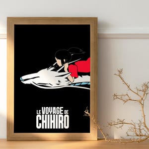 Peut inclure: Impression d'art encadrée représentant une scène du film "Le Voyage de Chihiro". L'œuvre montre une jeune fille en haut rouge chevauchant un dragon blanc sur fond noir. Le titre "LE VOYAGE DE CHIHIRO" est affiché en blanc.