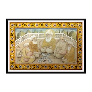 Pode incluir: Pintura antiga emoldurada retratando cinco figuras em trajes tradicionais sentadas em um terraço. A obra de arte apresenta uma borda detalhada com motivos florais e uma gaiola. As figuras estão envolvidas em uma discussão, com um tabuleiro no centro.