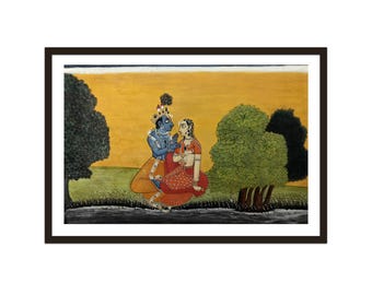 以下が含まれることがあります： 伝統的なインドの衣装を着たカップルを描いた額入りの絵画。青い肌の男性は王冠と宝石を身に着けています。女性は赤とオレンジの衣装を着ています。背景は、木と川のある黄色です。