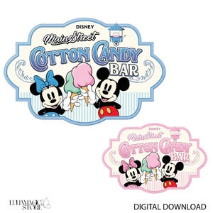 Könnte beinhalten: Zwei Schilder im Disney-Stil mit Micky und Minnie Maus. Das obere Schild ist blau und weiß mit dem Text "Main Street Cotton Candy Bar". Das untere Schild ist rosa und weiß. Beide Schilder zeigen die Figuren mit Zuckerwatte.