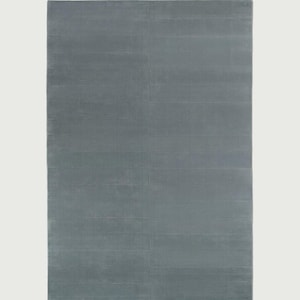 Puede incluir: Una alfombra rectangular de color azul pizarra s&oacute;lido. La superficie presenta una serie de l&iacute;neas horizontales paralelas y hundidas que crean un sutil patr&oacute;n de cuadr&iacute;cula en toda la longitud y anchura del revestimiento textil.