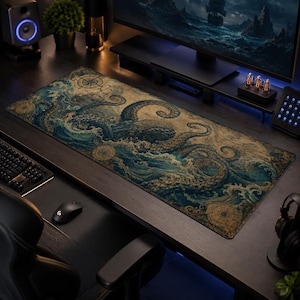 Puede incluir: Una alfombrilla de escritorio rectangular con una ilustración detallada de un pulpo gigante emergiendo de olas turbulentas, decorada con diseños de brújulas vintage en tonos azul profundo, verde azulado y oro.