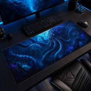 Peut inclure: Un tapis de bureau rectangulaire présentant une illustration détaillée en bleu foncé et noir d'une grande pieuvre aux yeux brillants, avec des tentacules s'étendant sur la surface, sur un fond sous-marin profond avec du corail.