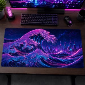 Puede incluir: Una alfombrilla de escritorio rectangular con una vibrante ilustración digital de una gran ola oceánica brillante en tonos morados y azules rompiendo cerca de un horizonte urbano futurista con una montaña bajo un cielo estrellado.