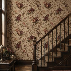Peut inclure: Papier peint avec un motif floral répétitif de roses rouge foncé et rose pâle avec des feuilles vertes sur fond beige, situé derrière un escalier en bois foncé avec un poteau de départ sculpté et une table d'appoint en bois avec une lampe.
