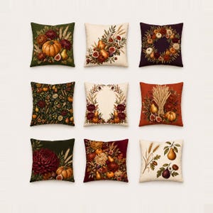 Pode incluir: Uma coleção de nove almofadas quadradas com estampas botânicas de temática outonal. Os designs incluem abóboras, peras, figos, espigas de trigo e crisântemos em tons ricos de laranja, vermelho escuro, verde escuro, creme e castanho.