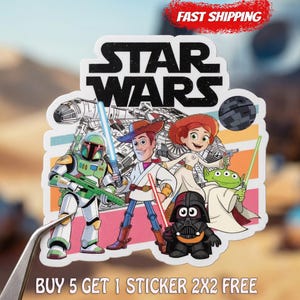 Puede incluir: Una colorida pegatina con personajes de Star Wars y el logotipo de Star Wars. La pegatina incluye im&aacute;genes de Boba Fett, Woody como Jedi, la Princesa Leia, Darth Vader y Yoda. El fondo tiene un dise&ntilde;o de rayas retro.