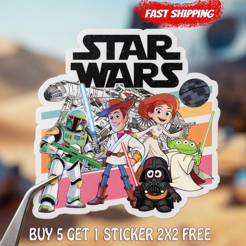 Puede incluir: Una colorida pegatina con personajes de Star Wars y el logotipo de Star Wars. La pegatina incluye im&aacute;genes de Boba Fett, Woody como Jedi, la Princesa Leia, Darth Vader y Yoda. El fondo tiene un dise&ntilde;o de rayas retro.