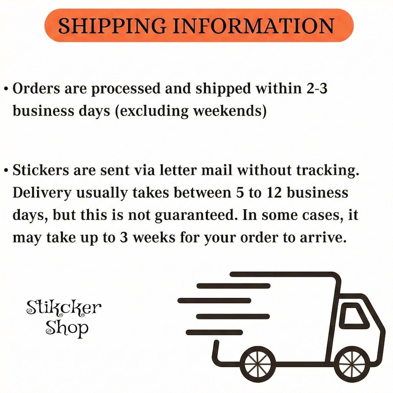 Op de afbeelding: Een oranje banner met de tekst "SHIPPING INFORMATION" in witte letters. Daaronder staan opsommingstekens met details over de verwerking van bestellingen en de levertijden van stickers. Rechts staat een zwart-witte afbeelding van een vrachtwagen, met de naam van de winkel onderaan.