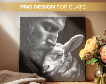 Könnte beinhalten: Schwarz-Weiß-Bild einer religiösen Figur, die ein Lamm zärtlich umarmt. Das Kunstwerk mit der Aufschrift "PNG DESIGN FOR SLATE" wird auf einer quadratischen Schieferplatte präsentiert. Die Szene spielt auf einer Holzoberfläche, mit einer Vase mit Blumen im Hintergrund.