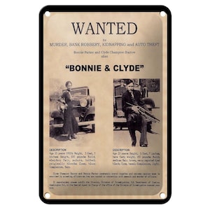 Könnte beinhalten: Vintage Metallschild mit schwarzem Rand, das ein sepiafarbenes Bild von Bonnie und Clyde zeigt. Das Schild trägt die Aufschrift "WANTED" über dem Text "BONNIE & CLYDE" und enthält Beschreibungen der Personen und der von ihnen begangenen Verbrechen.