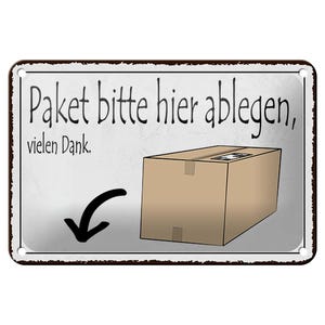 Könnte beinhalten: Rechteckiges Metallschild mit dem Text "Paket bitte hier ablegen, vielen Dank." Neben einem schwarzen Haken befindet sich ein brauner Karton. Das Schild hat einen weißen Hintergrund mit einem abgenutzten Rand.