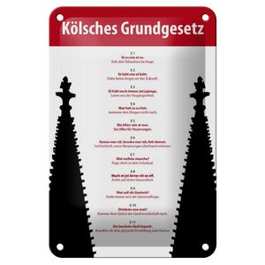 Könnte beinhalten: Ein rechteckiges Schild mit rotem Oberteil und dem Text "Kolsches Grundgesetz". Das Schild hat einen weißen Hintergrund mit schwarzen Silhouetten von Domspitzen und deutschem Text in Rot.