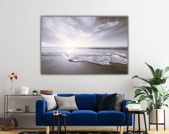 Impresión en lienzo de un atardecer en la playa: arte mural costero moderno en blanco y negro