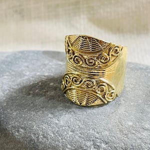 Anel de latão banhado a ouro: design boho espiral ajustável