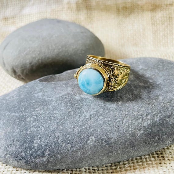 金メッキのラリマーロケットリング：幅広のバンドに葉が刻まれた  