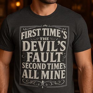 Camiseta vintage estilo western con estampado gráfico: First Time's the Devil's, Bella+Canva 3001