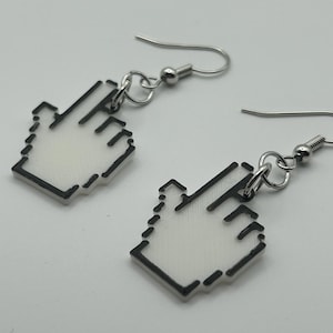 Könnte beinhalten: Ein Paar Ohrringe mit einem weißen, pixeligen Handcursor-Design und schwarzen Umrissen. Die Ohrringe haben silberfarbene Fischhaken-Ohrdrähte. Ein lustiges Accessoire für Computer- und Gaming-Enthusiasten.