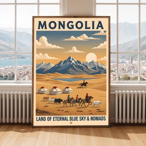 Może przedstawiać: Prostokątny plakat podróżniczy przedstawiający krajobraz Mongolii ze śnieżnymi szczytami gór, jeziorem i jurtami. Tekst u góry to MONGOLIA, a na dole LAND OF ETERNAL BLUE SKY & NOMADS. Ludzie na koniach prowadzą bydło przez rozległe równiny.