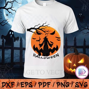 Może przedstawiać: Biała koszulka z motywem Halloween. Projekt zawiera sylwetkę wiedźmy, nietoperze i słowo "HALLOWEEN" na pomarańczowym okręgu. Wyrzeźbiona dynia jest widoczna po prawej stronie koszulki.