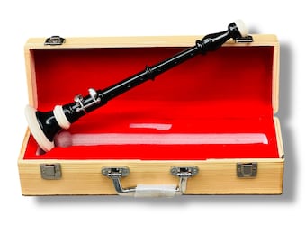黒色の木製手作りボンバード（伝統的な民族楽器）、リード2本と保護用 