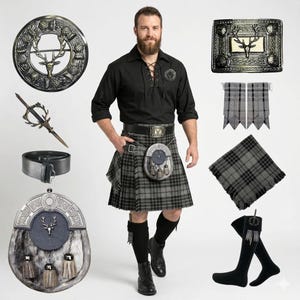 Könnte beinhalten: Ein Mann in einem schwarzen Hemd und einem grau karierten Kilt, der verschiedene schottische Accessoires präsentiert. Enthält einen Gürtel, Sporran, Kiltnadel, Schnalle und passende Socken. Die Accessoires weisen Hirschmotive auf.