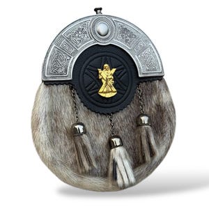 K&ouml;nnte beinhalten: Eine traditionelle schottische Sporran mit einem silbernen Cantle mit keltischen Knotenmustern und einem zentralen Emblem. Die Sporran hat einen Pelzk&ouml;rper, eine schwarze Lederfront und drei silberne Quastenanh&auml;nger.