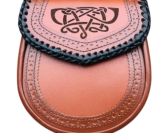 Könnte beinhalten: Eine braune Leder-Sporran mit einem keltischen Knotenmuster auf der Klappe. Die Sporran hat eine schwarze geflochtene Bordüre und dekorative Nähte. Die Tasche hat eine abgerundete Form.