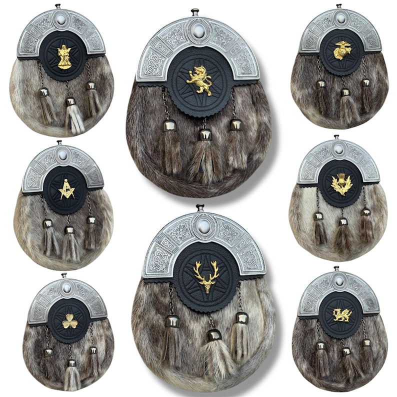K&ouml;nnte beinhalten: Eine Sammlung traditioneller schottischer Sporrane, jeweils mit einem Fellk&ouml;rper und einem dekorativen Metall-Cantle. Die Sporrane zeigen verschiedene Embleme, darunter einen L&ouml;wen, einen Hirsch und Freimaurersymbole, mit silberfarbenen Metallakzenten und Quasten.