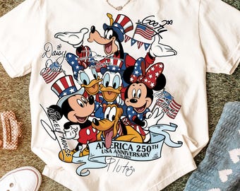 Camiseta retro de Mickey y sus amigos para el 4 de julio en PNG, camiseta patriótica del 250 aniversario de EE. UU., celebración navideña de Disney en PNG