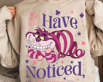 Yo mismo no estoy del todo bien, todos estamos locos aquí PNG, camiseta de Alicia en el País de las Maravillas con el Gato de Cheshire y la fiesta del té loca, cita clásica de Disney PNG
