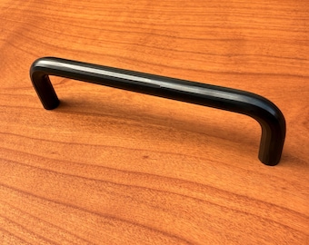 Tirador de mueble de hierro — “Modestus” – forjado, bruñido y encerado – hecho a mano – apto para distancias de perforación estandarizadas – pieza única