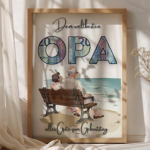 Könnte beinhalten: Gerahmtes Kunstwerk mit Holzrahmen. Das Kunstwerk zeigt das Wort "OPA" in großen Buchstaben, wobei das "O" aus einem 20-Euro-Schein besteht. Das Bild zeigt eine ältere Person und ein Kind, die auf einer Bank mit Blick auf das Meer sitzen. Text oben und unten.