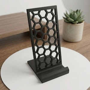 Puede incluir: Un juego de tres tazas de cerámica con un acabado mate moteado. Las tazas son de color crema, gris claro y gris oscuro. Cada taza tiene un diseño simple y minimalista, ideal para café o té.