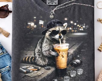 Camiseta Comfort Colors® con mapache tomando café helado / Camiseta con meme de animales divertidos / Camiseta con mapache amante del café / Camiseta gráfica unisex
