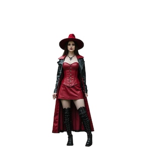 Op de afbeelding: Een vrouw in een rode outfit met een zwarte jas en een bijpassende rode hoed. De outfit bestaat uit een korset, rok en kniehoge laarzen. De jas heeft een rode voering. Een ketting met een hanger is zichtbaar.
