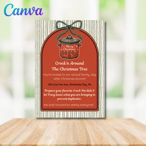 Peut inclure: Une invitation de Noël avec le texte "Crock'n Around The Christmas Tree". Le design présente une illustration de mijoteuse rouge avec les mots "Merry Christmas". La carte comprend les détails de l'événement et est sur un fond rayé.