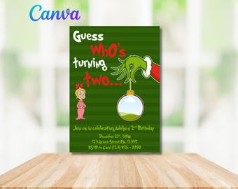Puede incluir: Invitación de cumpleaños verde con el texto "Adivina quién cumple dos años..." con una mano de dibujos animados del Grinch sosteniendo un adorno. La invitación incluye detalles para una fiesta de cumpleaños.