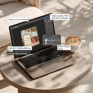 Puede incluir: Un port&aacute;til plateado con un teclado negro est&aacute; sobre una mesa redonda de madera clara. La pantalla del port&aacute;til muestra una imagen de maqueta con el texto "Easy to Use Mockup" y "High Quality PSD and JPG included". Una taza de caf&eacute; blanca con arte latte est&aacute; al lado del port&aacute;til.