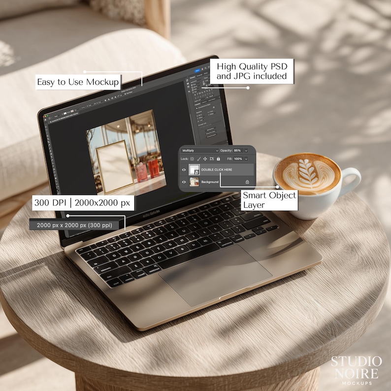 Puede incluir: Un port&aacute;til plateado con un teclado negro est&aacute; sobre una mesa redonda de madera clara. La pantalla del port&aacute;til muestra una imagen de maqueta con el texto "Easy to Use Mockup" y "High Quality PSD and JPG included". Una taza de caf&eacute; blanca con arte latte est&aacute; al lado del port&aacute;til.