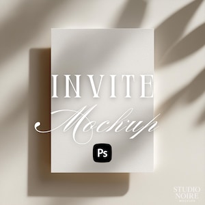 Puede incluir: Una maqueta de invitación de color claro con la palabra "INVITE" en letras blancas grandes y en negrita. Debajo, la palabra "Mockup" está escrita en cursiva. Un pequeño cuadrado negro con "Ps" es visible. La imagen tiene sombras.