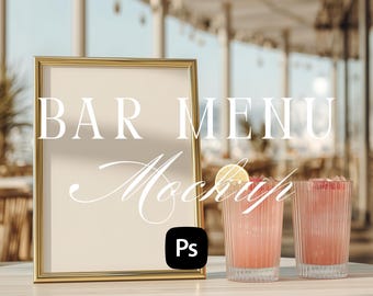Può includere: Un mockup di menu bar con cornice dorata e testo bianco "BAR MENU Mockup". Due bicchieri di cocktail rosa con ghiaccio e una fetta di limone sono su un tavolo chiaro. Lo sfondo è sfocato.