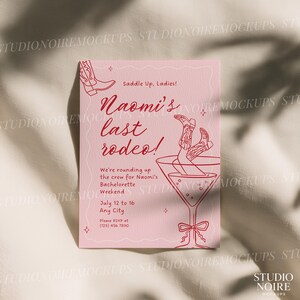 Puede incluir: Una tarjeta de invitaci&oacute;n rosa con texto e ilustraciones en rojo. La tarjeta dice "&iexcl;El &uacute;ltimo rodeo de Naomi!" e incluye detalles para un fin de semana de despedida de soltera, con botas de vaquero en una copa de martini.