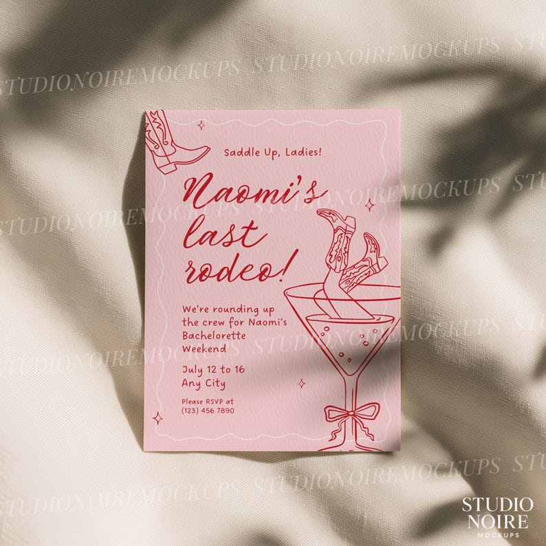 Puede incluir: Una tarjeta de invitaci&oacute;n rosa con texto e ilustraciones en rojo. La tarjeta dice "&iexcl;El &uacute;ltimo rodeo de Naomi!" e incluye detalles para un fin de semana de despedida de soltera, con botas de vaquero en una copa de martini.