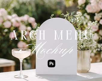 Può includere: Un mockup di menu ad arco bianco con il testo "ARCH MENU Mockup". Un bicchiere da cocktail e un vaso di fiori sono a sinistra e a destra. Lo sfondo è sfocato con fiori.